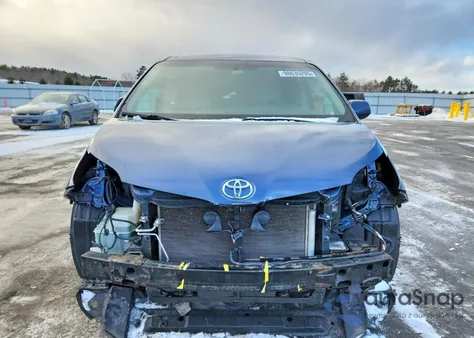 2015 Toyota Sienna Le z USA, uszkodzony, nr VIN 5TDJK3DC8FS105265